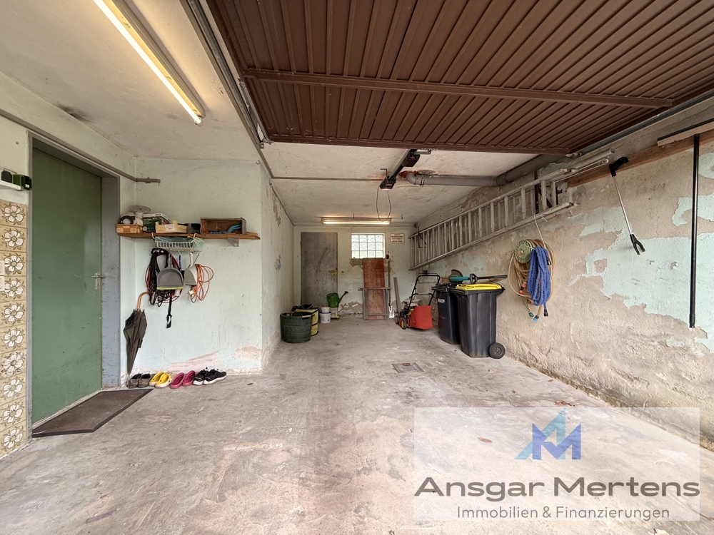 Garage mit Haus- und Gartenzugang